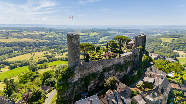 Château de Turenne avec ses jardins - Photo Guillaume Saramito Château de Turenne et ses jardins à la française, vue panoramique sur la vallée de la Dordogne et les Monts d’Auvergne © Guillaume Saramito
