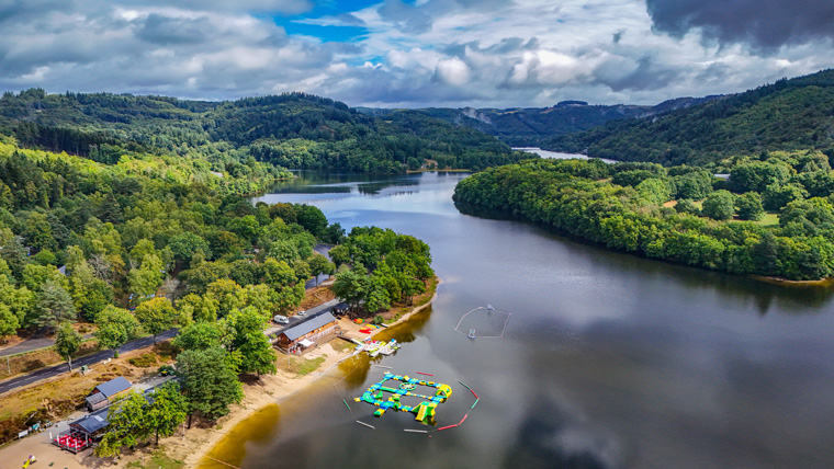 Lac des Bariousses © Julien Audigier Le lac des Bariousses, Pavillon Bleu, près de Treignac, Corrèze