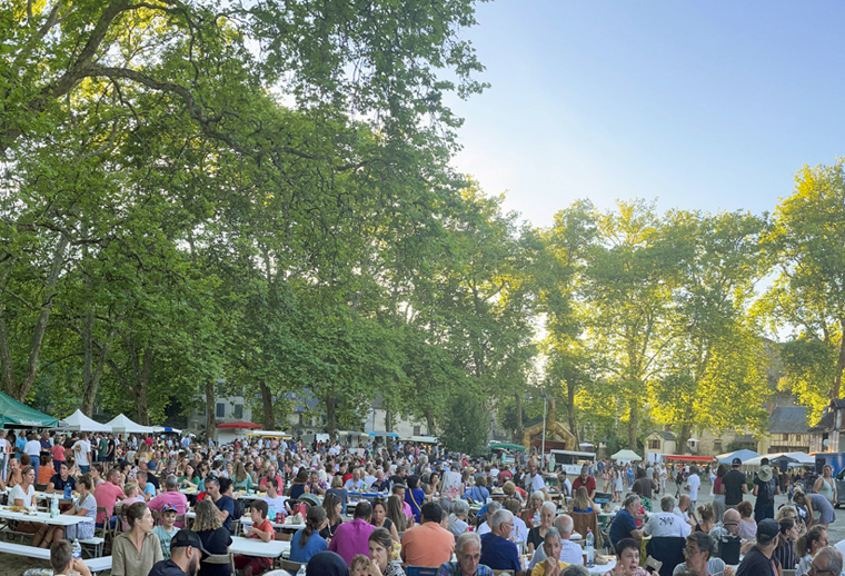Marché des Producteurs de Pays de Ségur-le-Château Marché des Producteurs de Pays de Ségur-le-Château, soirée estivale en Corrèze