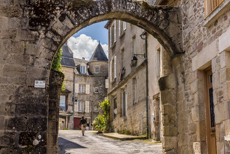 -D-Darrault-Petites-Cites-de-Caractere-MD-Porte Chabirande La porte Chabirande, vestige des fortifications médiévales de Treignac, Corrèze