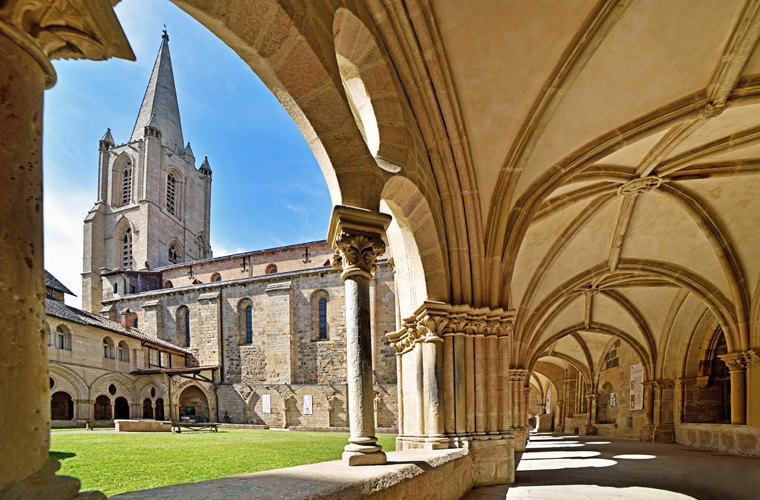Le Cloître de la Cathédrale de Tulle Le cloître et la cathédrale de Tulle, clocher le plus haut du Limousin, Corrèze