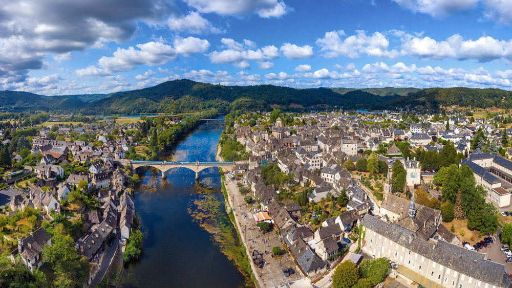 Argentat-sur-Dordogne ue aérienne d'Argentat-sur-Dordogne, quais, maisons aux toits de lauze et pont sur la Dordogne, Corrèze