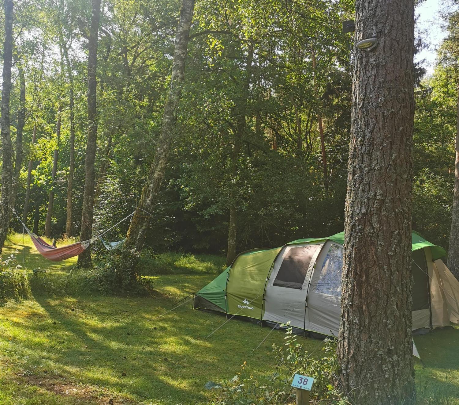 Emplacement camping tente ombragé