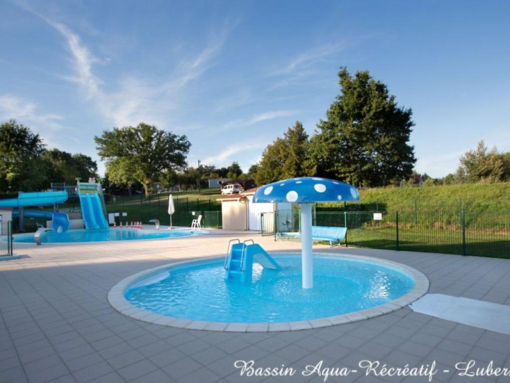 Piscine et bassin aquarécréatif d'été de Lubersac