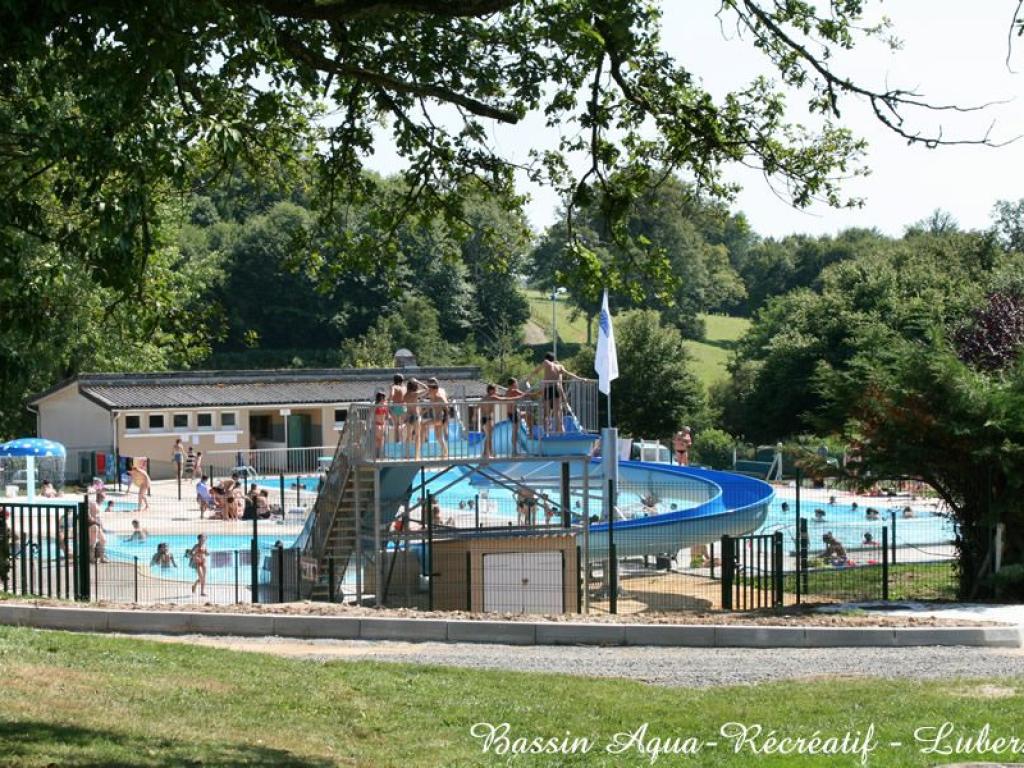 Piscine et bassin aquarécréatif d'été de Lubersac