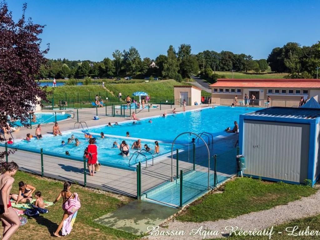 Piscine et bassin aquarécréatif d'été de Lubersac