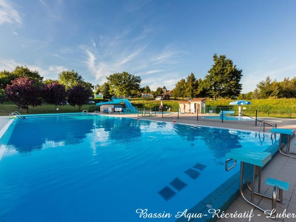 Piscine et bassin aquarécréatif d'été de Lubersac