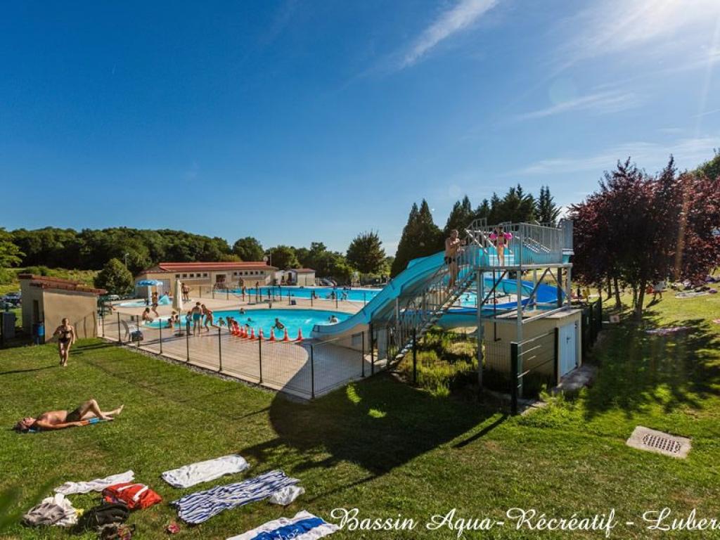 Piscine et bassin aquarécréatif d'été de Lubersac