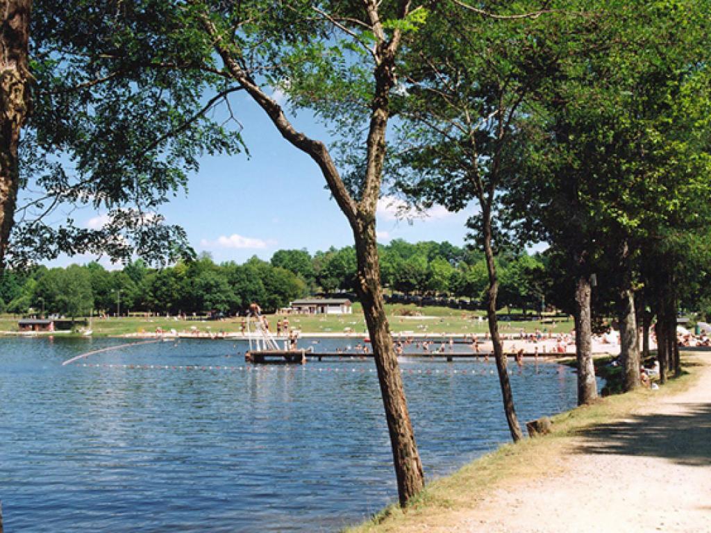 Aire d'accueil de camping-cars du camping du lac de Bournazel