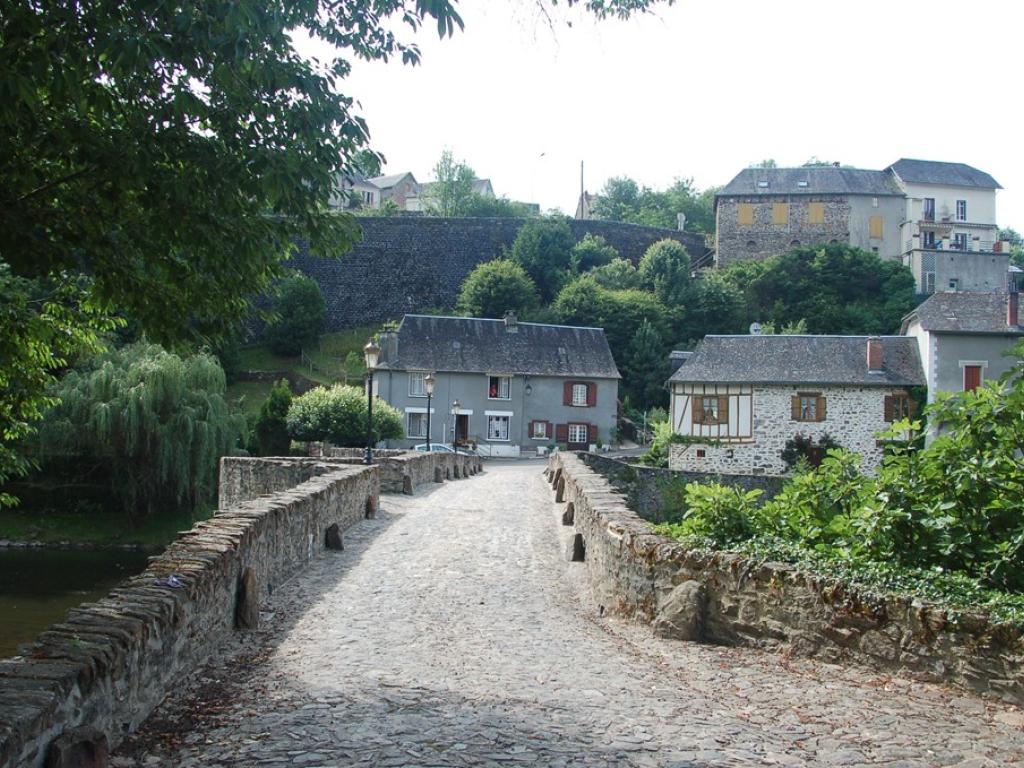 Vieux pont sur la Vézère