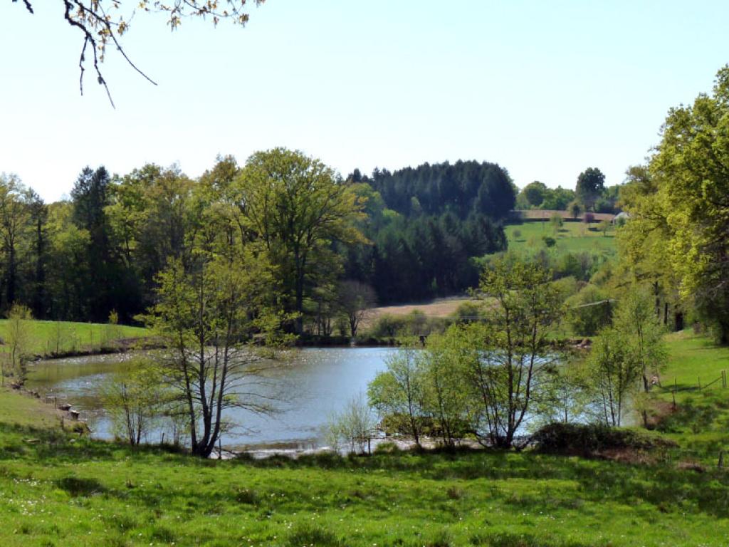 Le pays vert Chanteixois du Puy Maurians aux Zignalets